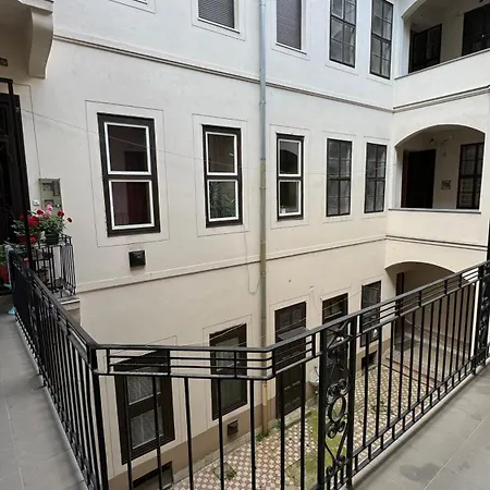 The 5-bedroom Downtown * Boedapest