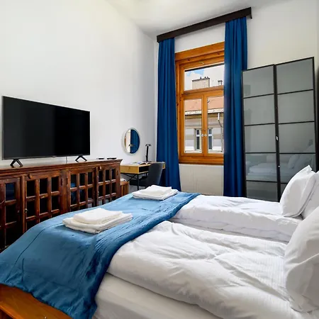 Rustic Downtown 106 M2 Apartment *