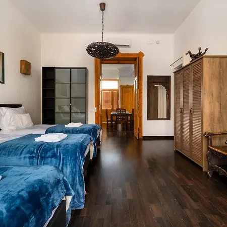 Rustic Downtown 106 M2 Apartment *