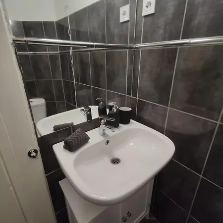Apartment V *