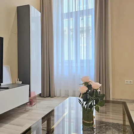 Designer Downtown Gem דירה