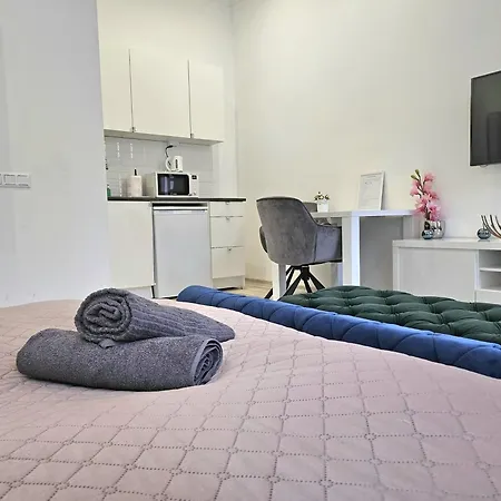 Designer Downtown Gem דירה