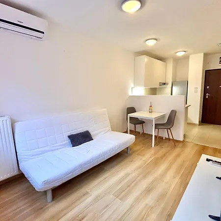 Leo * Budapest