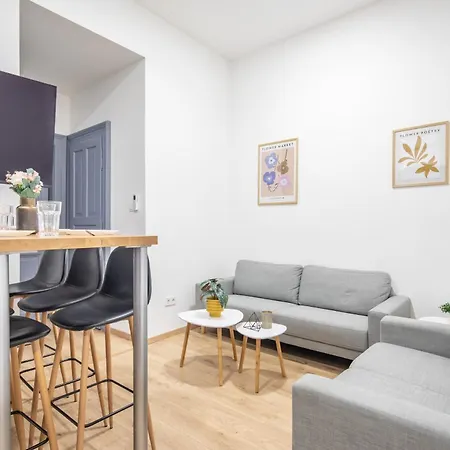 Apartment Cityscape Budget Kings Quarters *