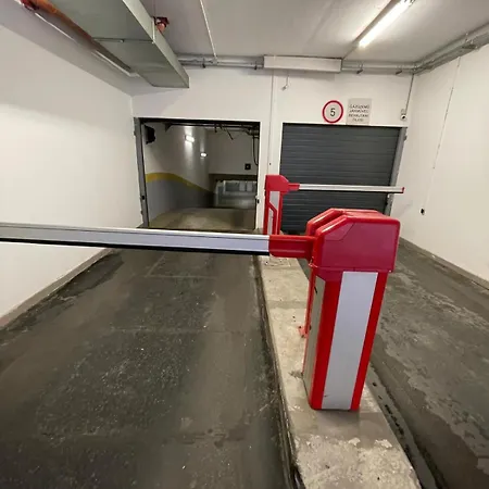 Szekely Near Deak Ferenc Square With Free Parking In Garage Apartment