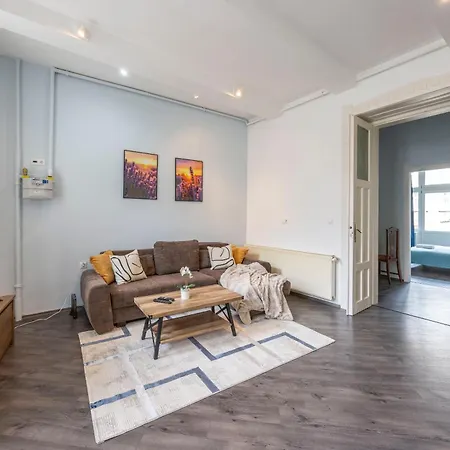 Apartment Explore From A Cozy & Sweet Retreat Budapest