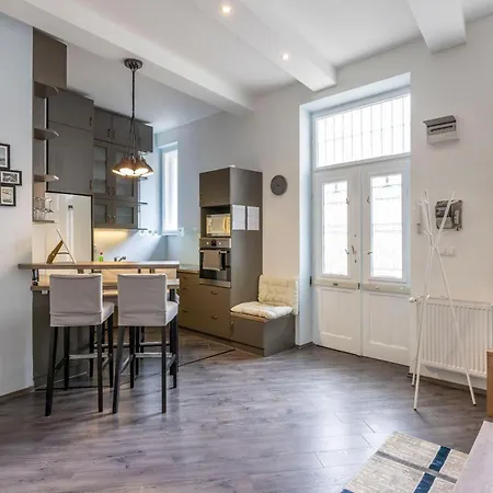 Apartment Explore From A Cozy & Sweet Retreat