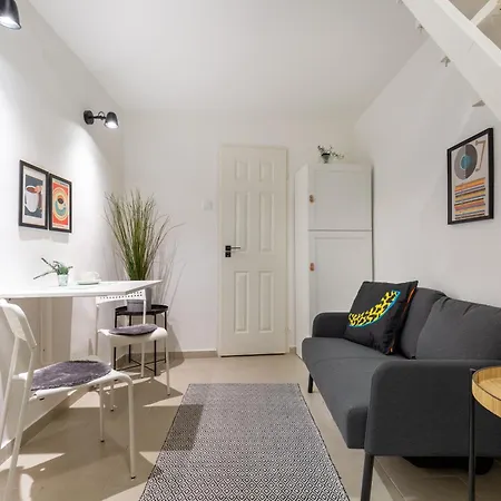 L9 Lonyay Apartment *