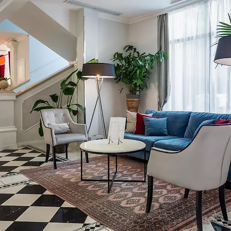 Queen's Court & 5*