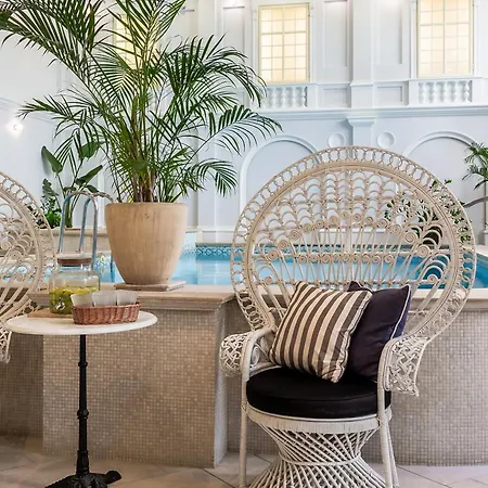 Queen's Court & Otel 5*