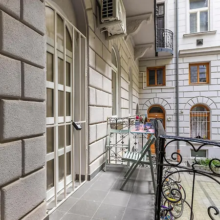 Palace District Luxury Apartment Budapest