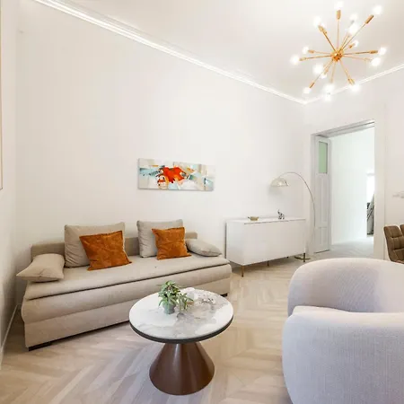 Classy & Cozy Dream In The Center Of Apartment