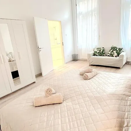 Liszt With Garage Available - Symphony 2 Apartment