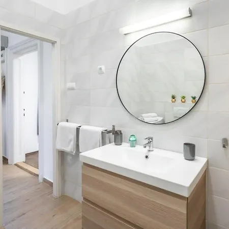 Apartment Very Large With Air Conditioning *