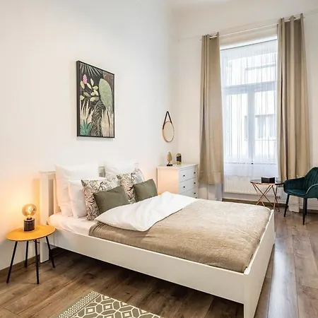 Apartment Very Large With Air Conditioning *