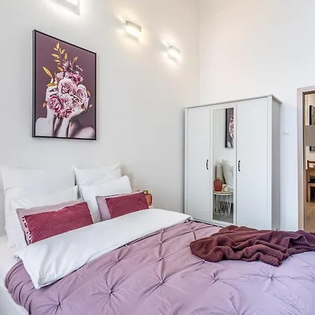 Very Large With Air Conditioning Apartment *
