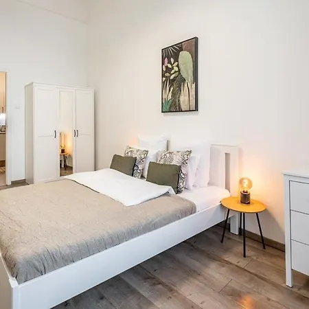 Apartment Very Large With Air Conditioning *