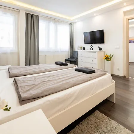 Rumbach 2022 Modern Apartment