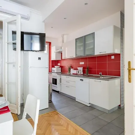 Apartment Away From In The Center