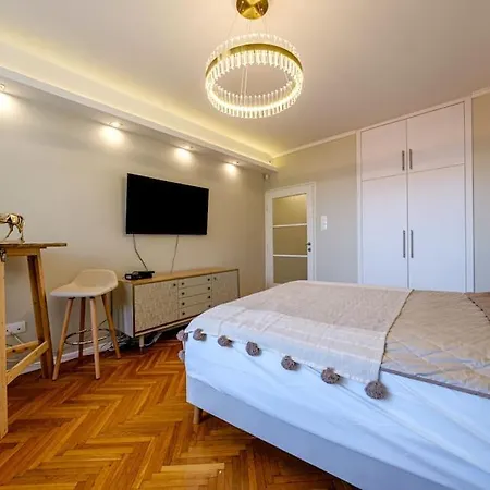 Apartment Chain Bridge Studio