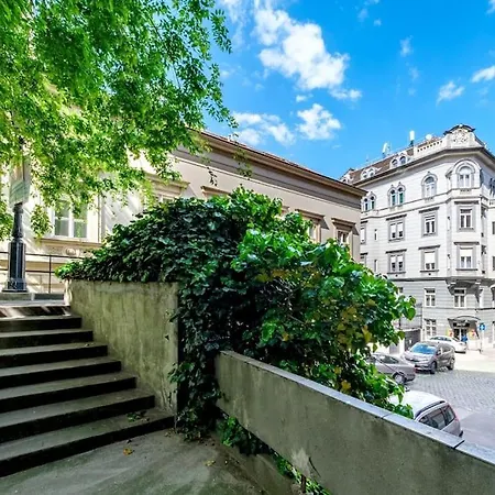 Chain Bridge Studio Apartment Budapest