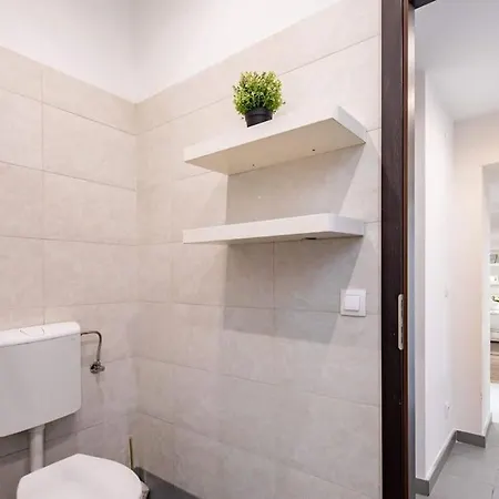 Cityscape Budget Omega Apartment *