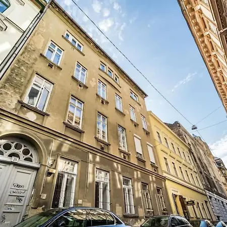 24h Self Check-in Center Near Opera * Budapest