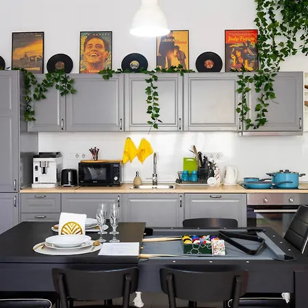 Designer Vintage Near Castle District Apartment *