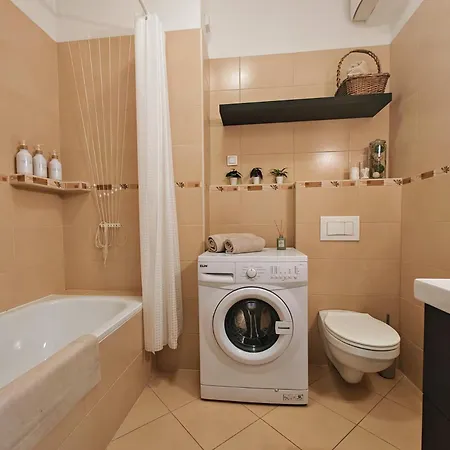 Apartment - Free Garage, Ac, Wi-fi, Balcony, Electric Blinds *