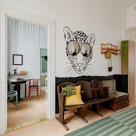 Jungle Aesthetics Downtown Aircon And Garage Parking Apartment Budapest