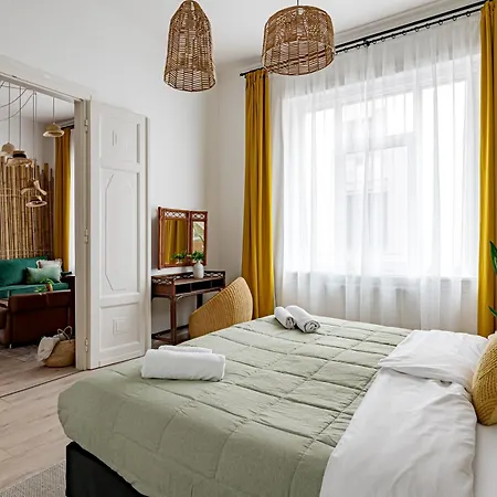 Jungle Aesthetics Downtown Aircon And Garage Parking Apartment Budapest