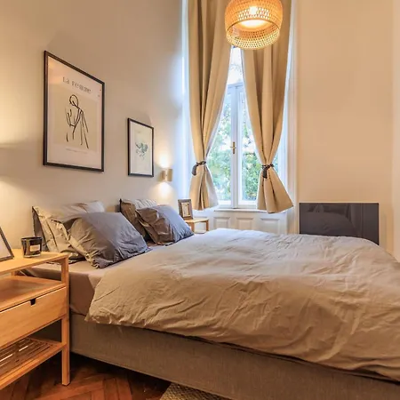 Designer 2 Bedroom Flat Boedapest