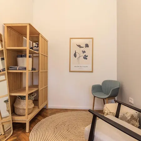 Designer 2 Bedroom Flat Apartment *