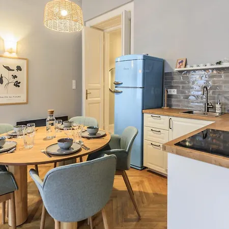 Designer 2 Bedroom Flat Appartement