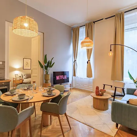 Designer 2 Bedroom Flat Apartment *
