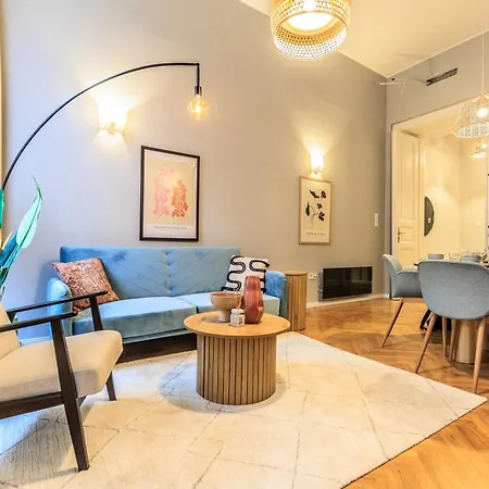 Designer 2 Bedroom Flat Apartment *