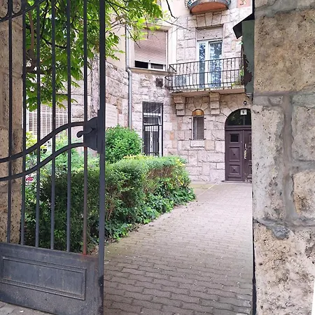 Modern Parkside Garden View Budapest
