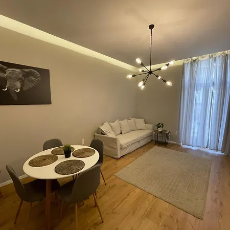 Center 2, Cozy And Modern 2br In The Center Apartmán Budapešť