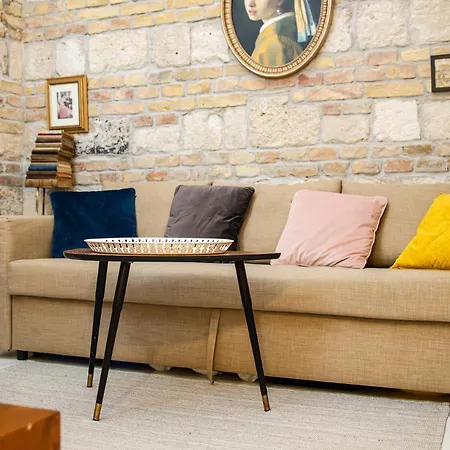 Writer's Place - Downtown Opera Apartment