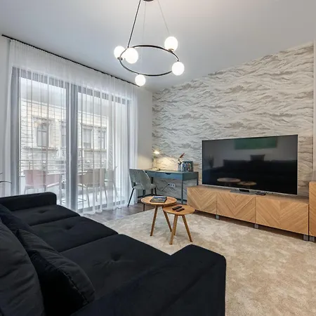 3 Bedroom W Garage And Balcony Budapest
