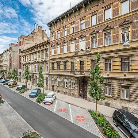 Apartment 3 Bedroom W Garage And Balcony *