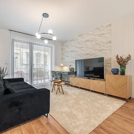 Apartment 3 Bedroom W Garage And Balcony Budapest
