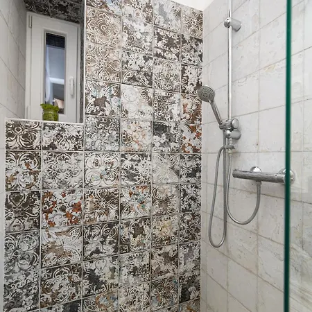 Vintage Loft - Free Private Parking - Metro - Tram - Ac Apartment *