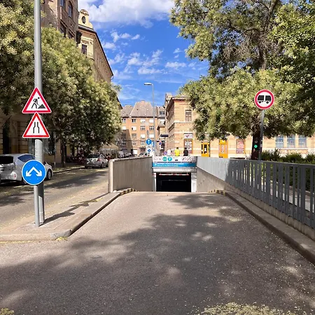 Vintage Loft - Free Private Parking - Metro - Tram - Ac Apartment
