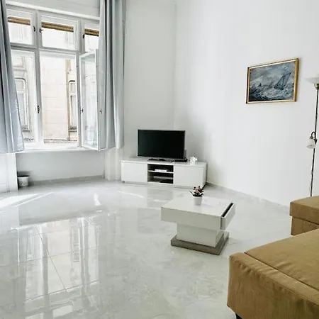 Servita Square Apartment *