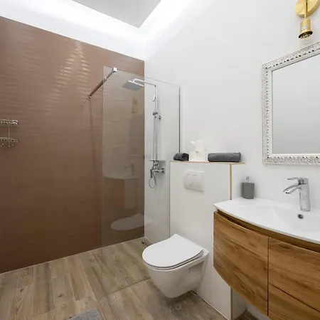 Classy Quentin Dream In The Heart Of Budapest