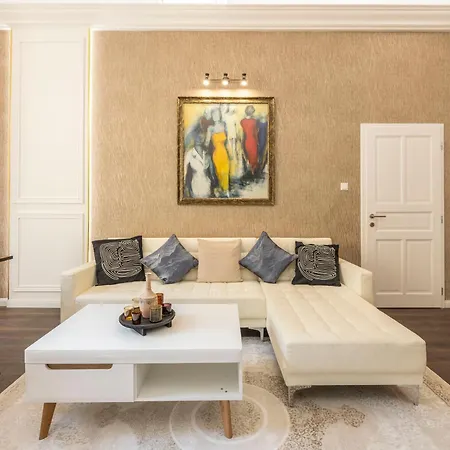Classy Quentin Dream In The Heart Of * Budapest