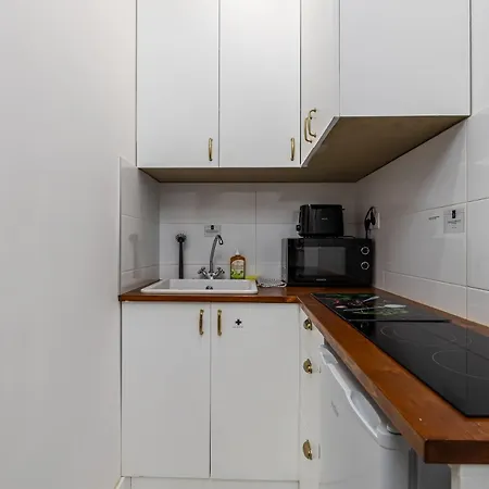 Writer's Place - Downtown Opera Apartment