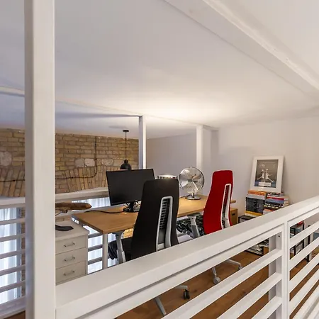Aviator Loft - Downtown Opera Apartment