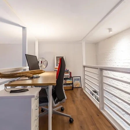 Aviator Loft - Downtown Opera Apartment